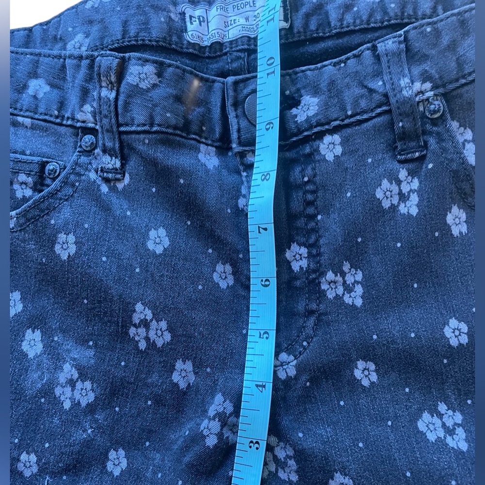 Free People Cool girl Chic Black Skinny Jeans with white Floral Flair, size 30 - Picture 6 of 8